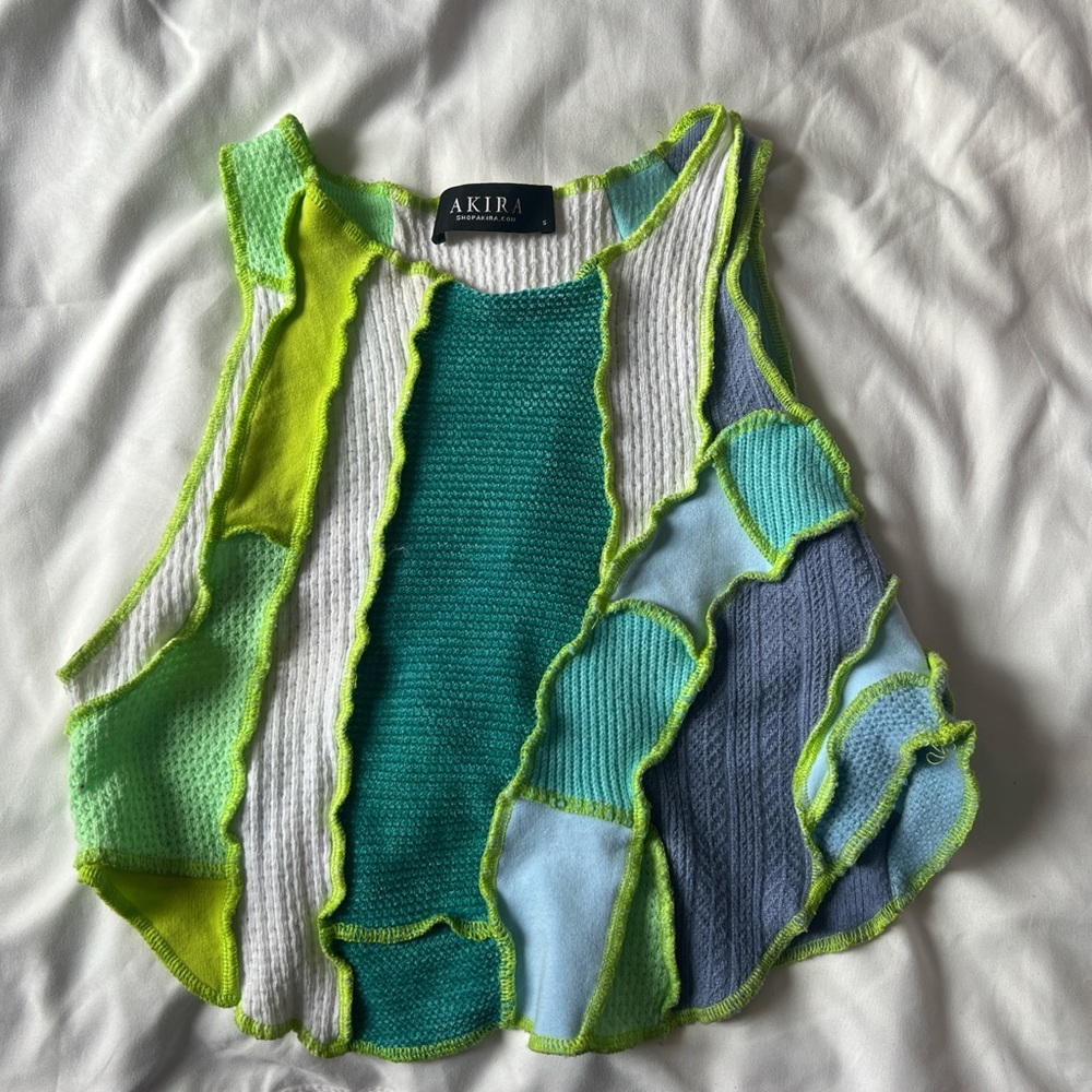 super cute small patchwork akira top, gently used! 💚🤍💙